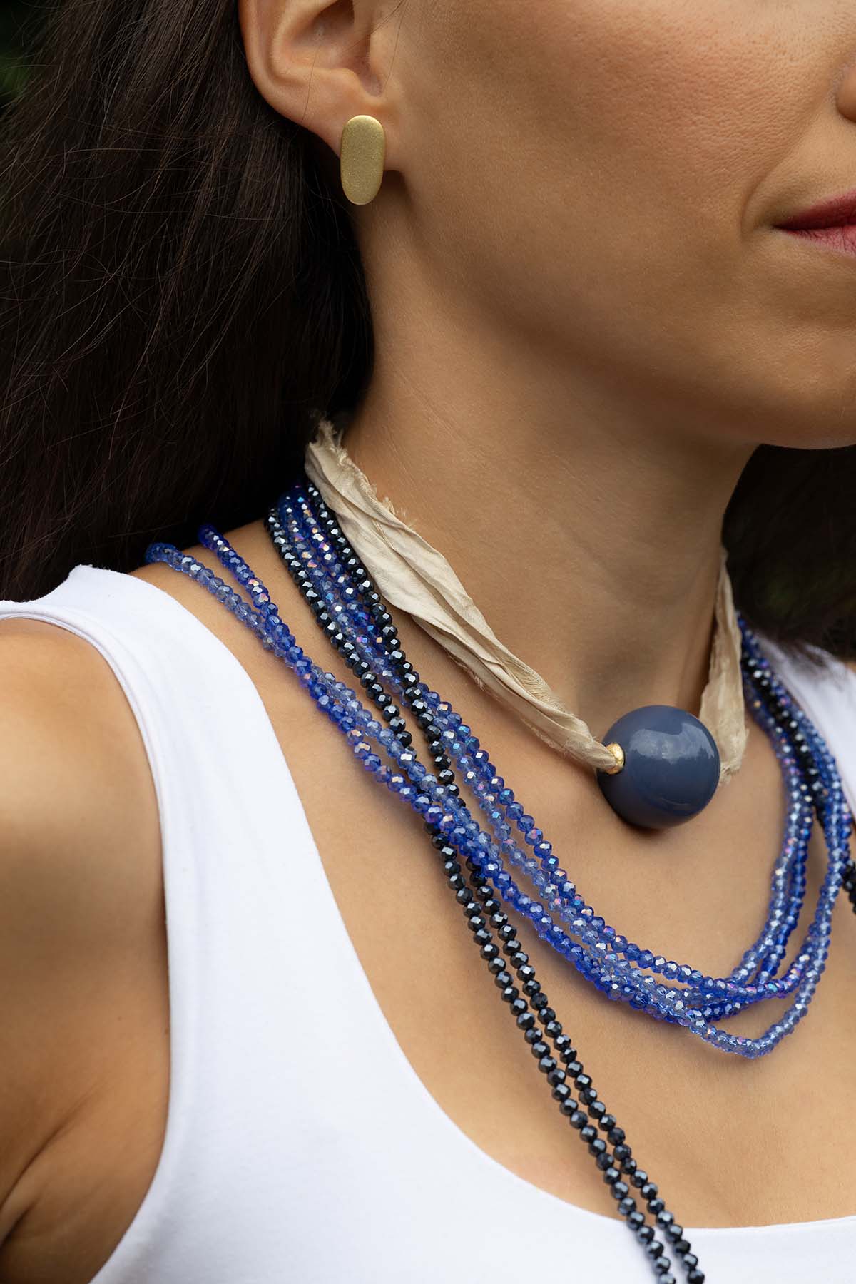 Collar Orbe ESFERA AZUL PROFUNDO Y SEDA MARFIL