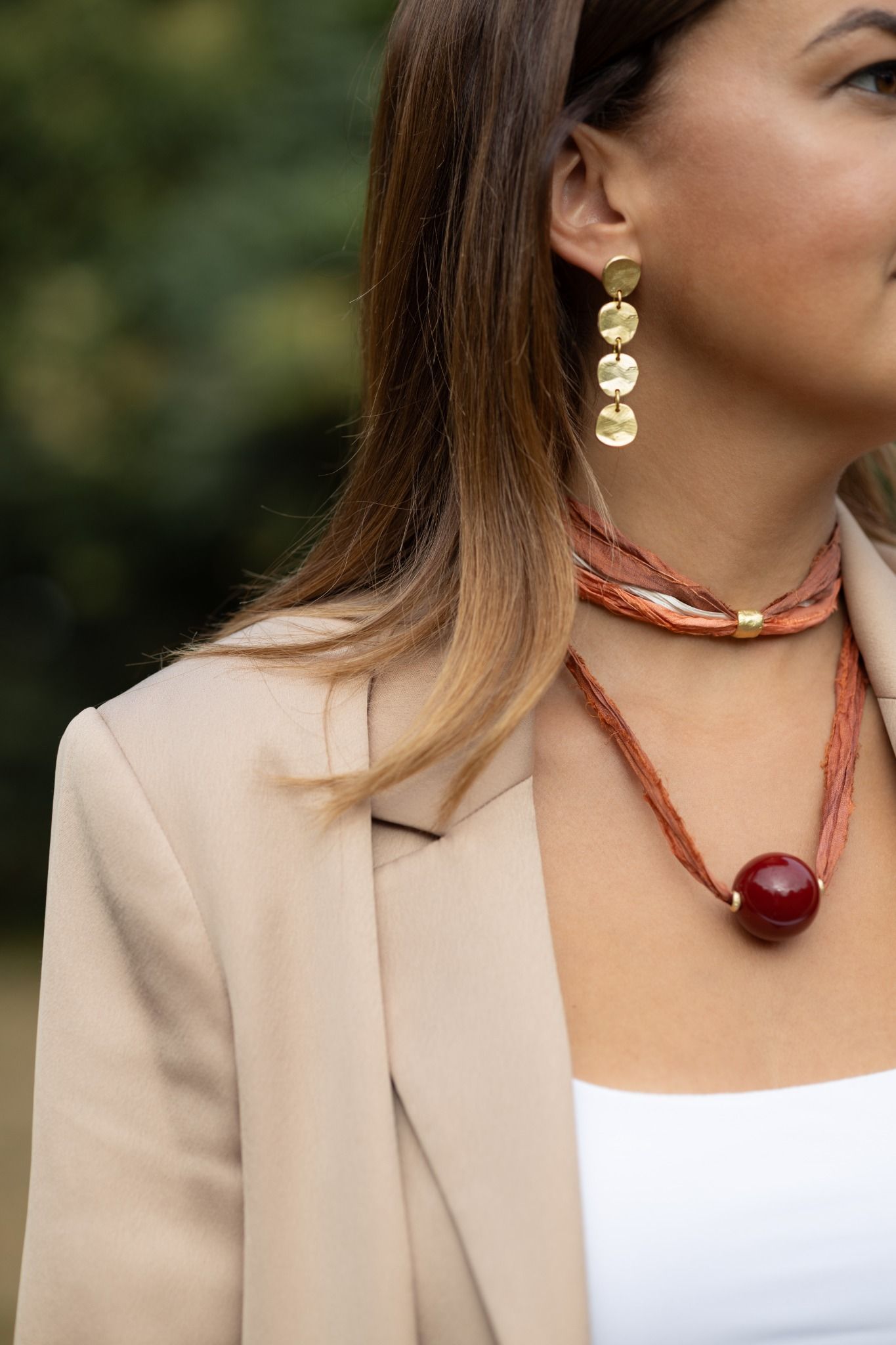 Collar Orbe esfera  granate y seda burdeos vintage